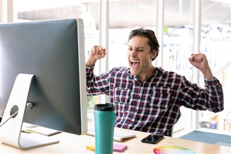 Dise Ador Gr Fico Masculino Celebrando El Xito En El Escritorio En Una