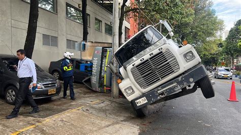 Gr A Pierde El Control Y Termina Encima De Cuatro Carros