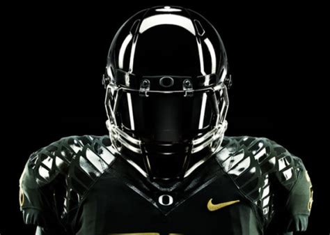 Black Football Helmet With Visor - 630x449 - Download HD Wallpaper ...