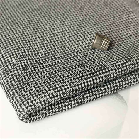 Tissu Jacquard Gris Motif Pied De Puce Vendu Au Coupon