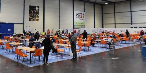 Ankunftszentrum F R Fl Chtlinge In Sporthalle Eingerichtet