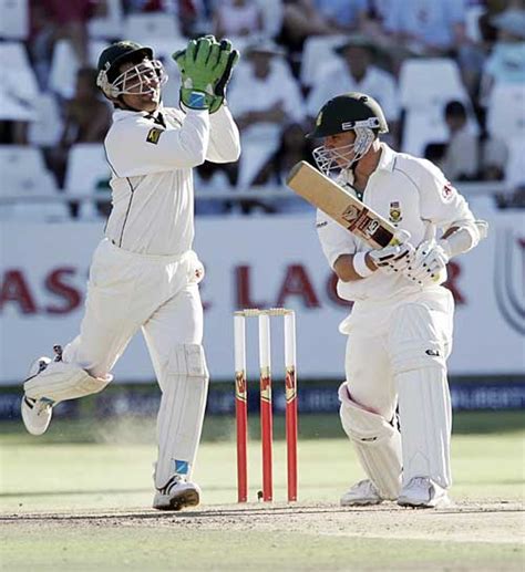 Kamran Akmal catches Boeta Dippenaar late on the second day ...