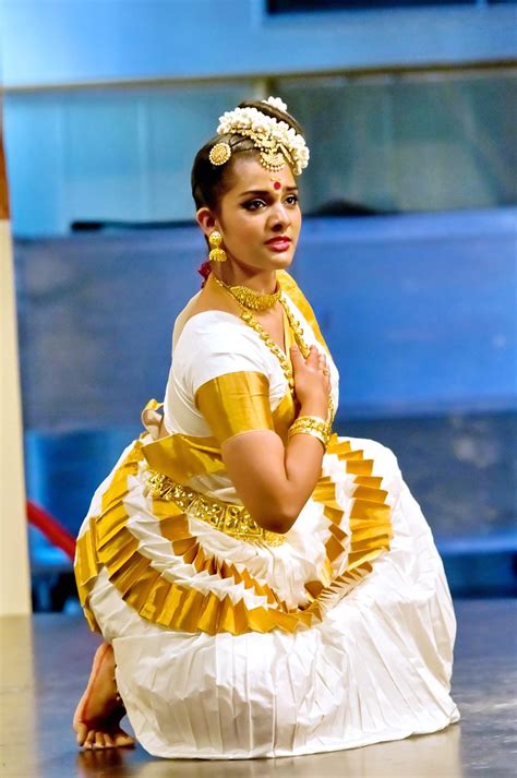 Mohiniyattam | View Large Malavika Santhosh performing at Va… | Flickr
