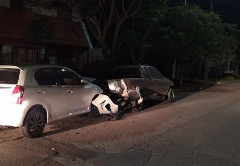 Alcoholizada chocó con su auto contra una camioneta estacionada