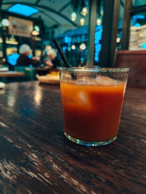 Un Vaso De Cerveza Se Sienta En Una Mesa De Madera En Un Bar Foto