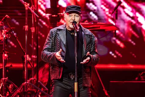 Vasco Rossi, usano il suo volto per una truffa online. Lo sfogo sui