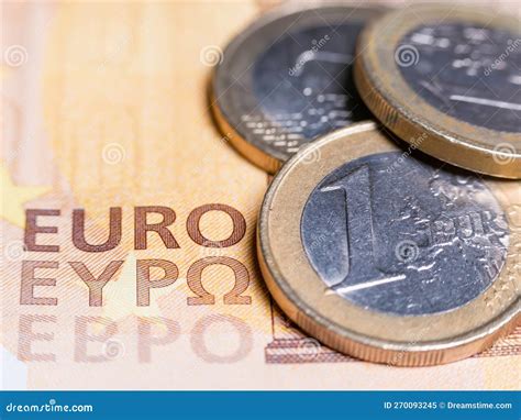 Macro Imagem De Uma Moeda De Euro Numa Nota De Euros Imagem De