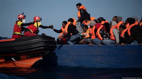 Mueren 17 Migrantes Al Naufragar Bote Fletado Desde Libia DW 24 08 2021