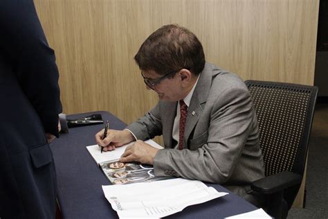 Palestra de presidente do Cofeci em CG culmina em sessão de autógrafos