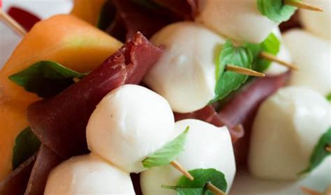 Brochettes De Melon Jambon Cru Mozzarella Et Basilic Food Buffet