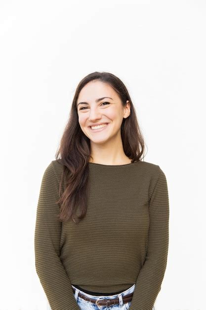 Feliz Mujer Latina Alegre Posando Foto Gratis