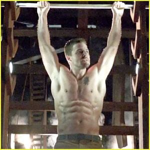 Stephen Amell Ridiculously Ripped Abs In Shirtless Arrow Stills