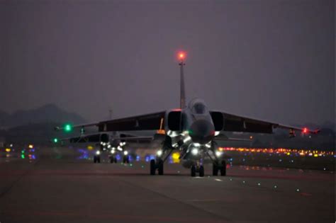 战鹰呼啸！昼夜练兵锤炼空战硬功 荔枝网新闻