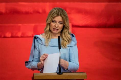 La abogada ambientalista Zuzana Caputova fue juramentada el sábado como