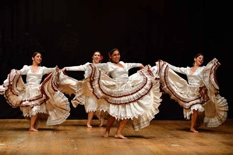 Cómo se baila la danza folklórica Tipos de danzas