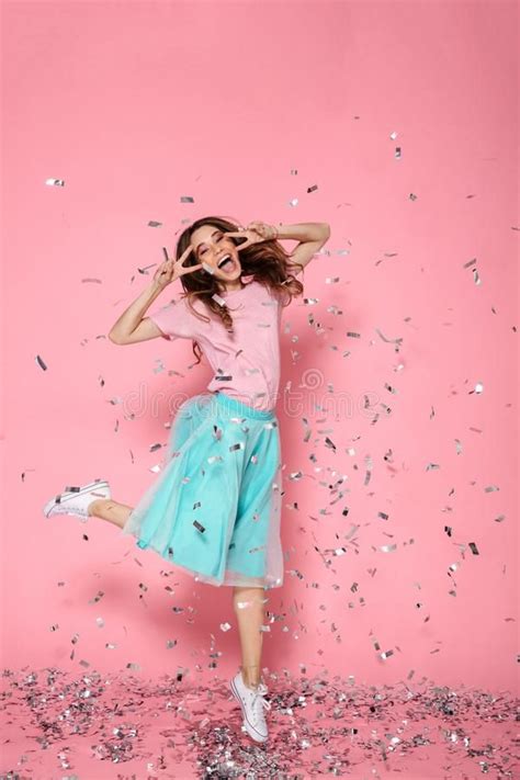 Peace signs with confetti | Studio photography poses, Poses, Creative photography techniques