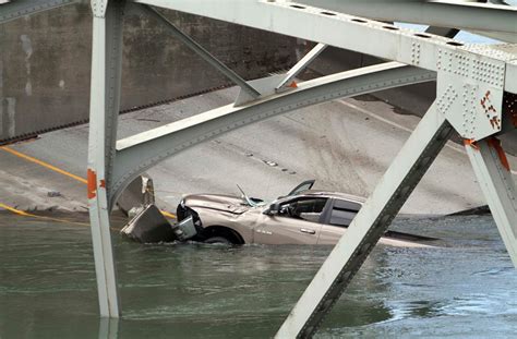 Photo Gallery Washington State Bridge Collapse No Fatalities Multimedia Ahram Online