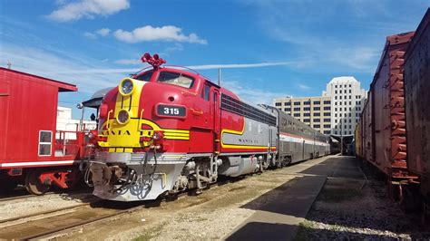 Galveston Railroad Museum's Santa Fe Warbonnet with Amtrak coaches : r ...