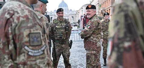 Il Capo Di Stato Maggiore Dellesercito Visita I Soldati Impiegati Sul