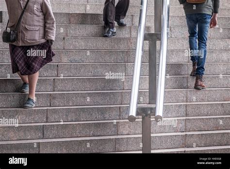 Personnes Montant Descendre Marches Escaliers Pieds Jambes Main