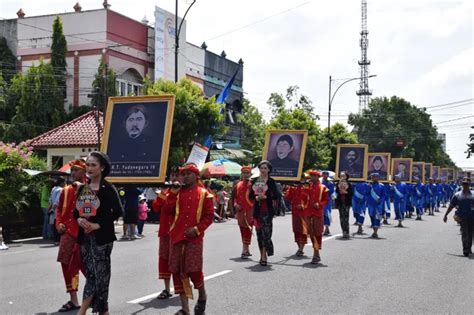 Tumpah Ruah Ribuan Masyarakat Banyumas Saksikan Kirab Pusaka Hari