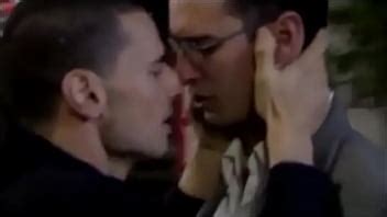 Besos gay de la película Antártida gaylavida XVIDEOS