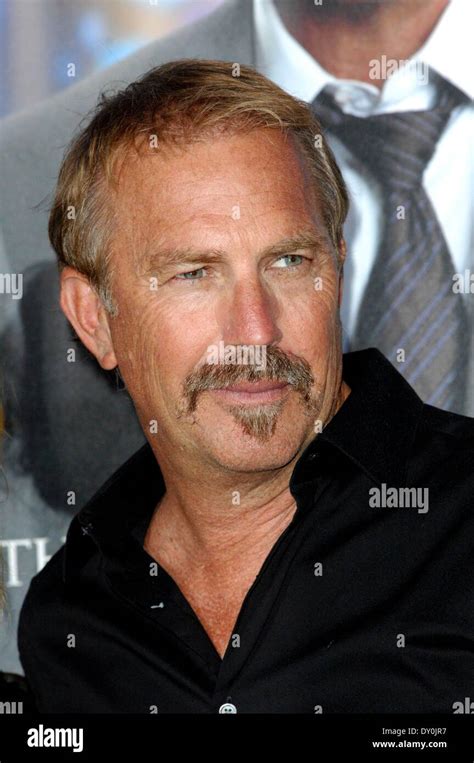 Draft day 2014 kevin costner hi-res stock photography and images - Alamy