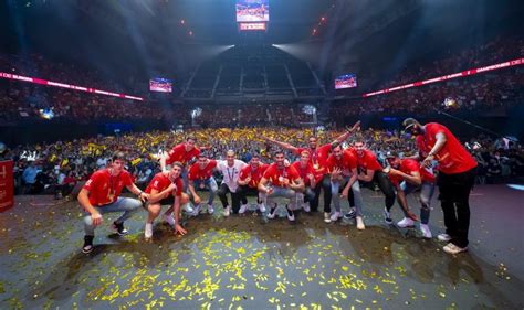 Discursos agradecimientos y cánticos así fue la celebración de España