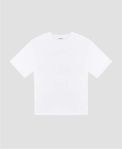 Лучшие базовые футболки российских брендов: 30 вариантов