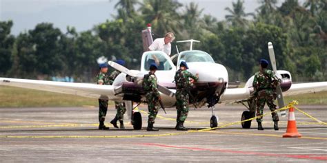 dua sukhoi tni au paksa pesawat australia mendarat indo artileri