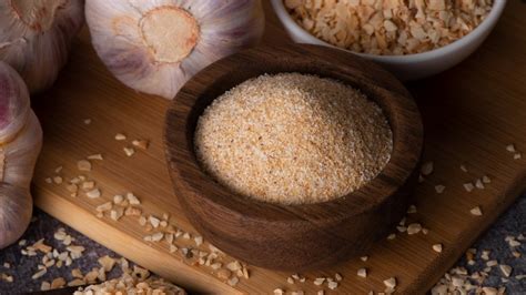 The Difference Between Garlic Powder And Granulated Garlic