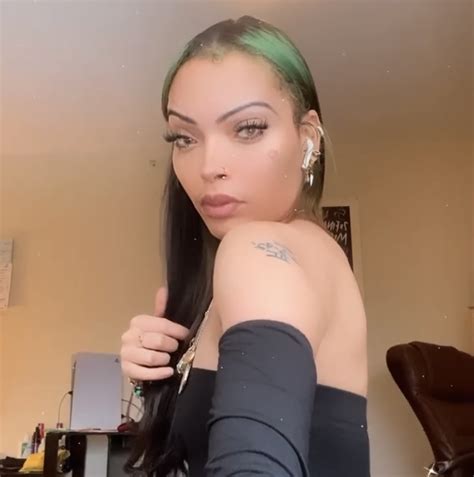 Sexy Latina Solo Shesfreaky