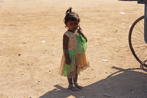 Ndia Hampi O De Fevereiro De Uma Menina Pobre Pequena Em Um