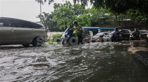 Mulai Meluber Di Jalanan Gegara Hujan Deras Ini Daftar 25 Kelurahan Di