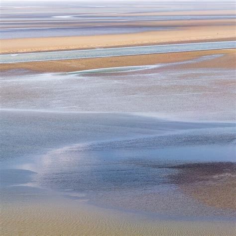 Gua Do Mar Fluindo Na Areia Na Mar Baixa Na Ba A De Mont Saintmichel