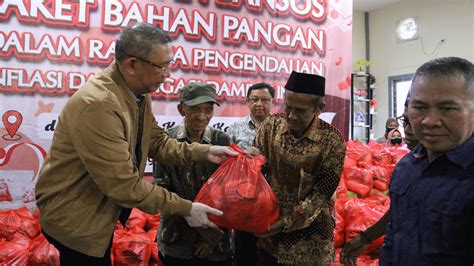 Tekan Inflasi Gubernur Kalbar Salurkan Paket Bansos Di Kakap