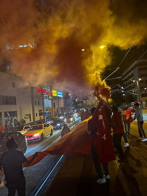 Achtelfinaleinzug bei der EM 2024 Bilder vom Autokorso der Türkei Fans