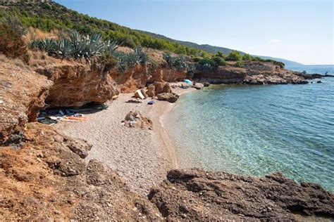 Gra Evinsko Zemlji Te Na Atraktivnoj Lokaciji S Pogledom Na More Otok