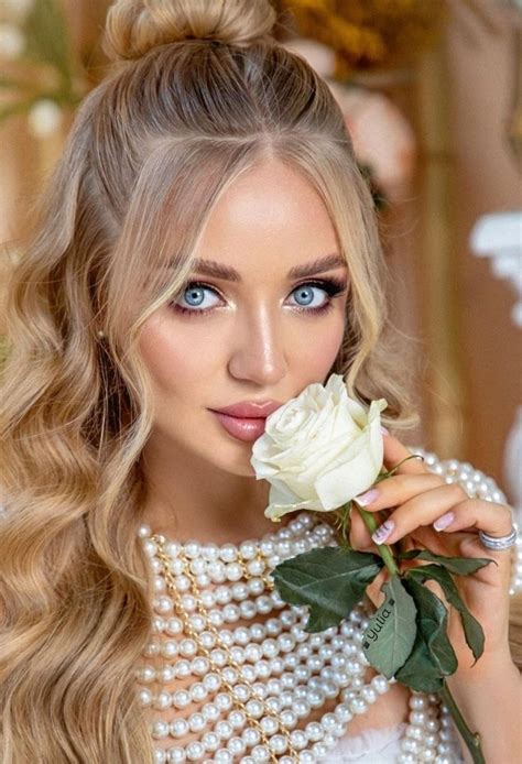 Pin By 🌹karinkа 🌹 On Женщина и цветы Brunette To Blonde Beautiful Women Pictures Beautiful