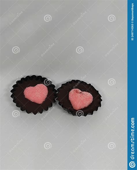 El Amor Por Los Dulces Rosas Aislado De Fondo Blanco Imagen de archivo