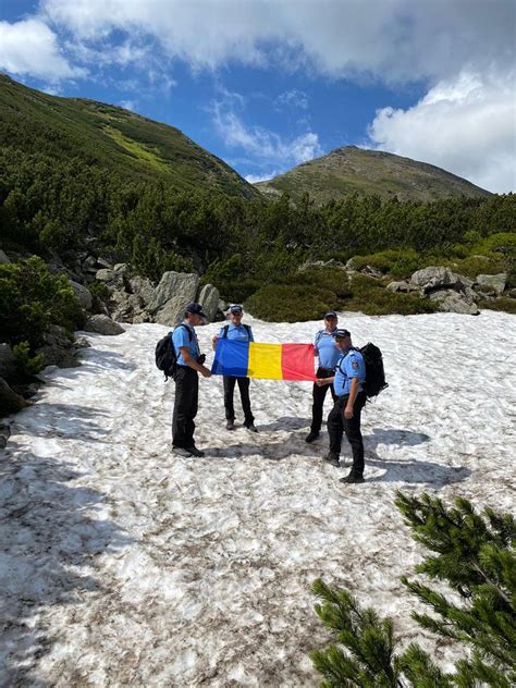 Tricolorul Arborat De Jandarmii Montani La Mare N L Ime Foto Video