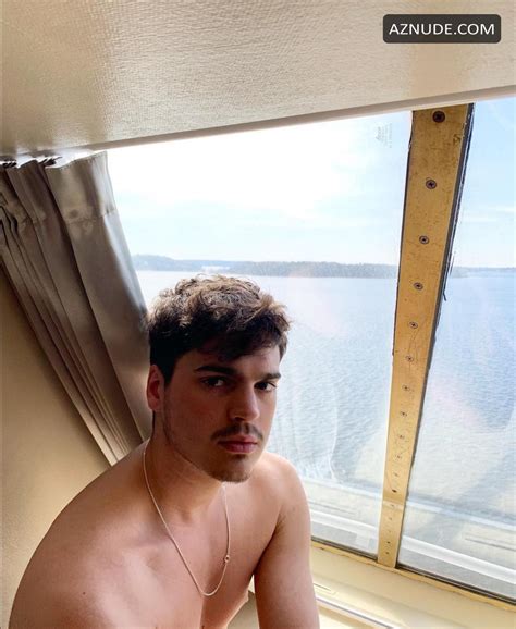 Oscar Zia Nude Azmen