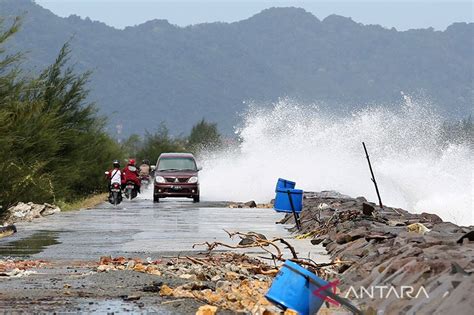 BMKG Imbau Masyarakat Pesisir Waspadai Gelombang Tinggi Enam Meter