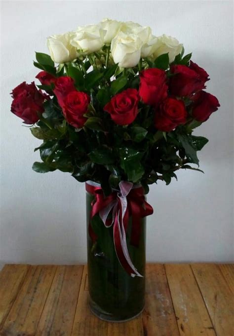 CHRISTMAS ROSE ARRANGEMENT - Loads of Flowers