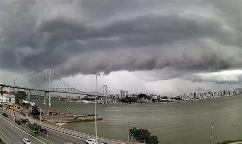 Temporais Raios E Rajadas De Vento Para O Estado De Santa Catarina