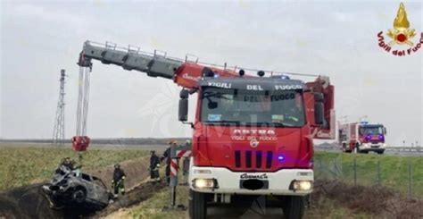 Auto Esce Di Strada E Prende Fuoco Il Conducente Muore Carbonizzato