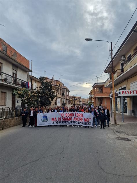 Isola Capo Rizzuto Scende In Piazza E Dice No Alla Ndrangheta Foto