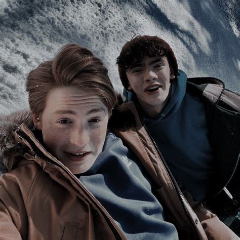 Nick And Charlie Heartstopper Cute Gay Tumblr Gay Snow Scenes