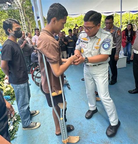 Jasa Raharja Korlantas Polri Serahkan Alat Bantu Bagi Disabilitas