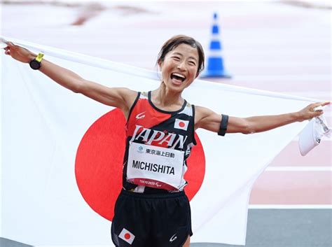 東京パラリンピック女子マラソン（視覚障害t12）で金メダルを獲得し、日の丸を掲げて笑顔を見せる道下美里（撮影・帖地洸平） 世界を熱くした